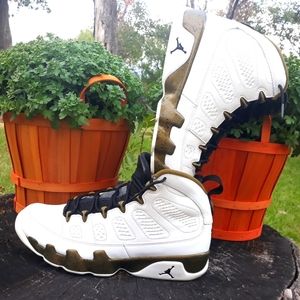 Jordan statue 9's